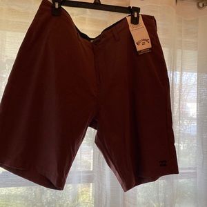 Billabong men’s maroon shorts with tags